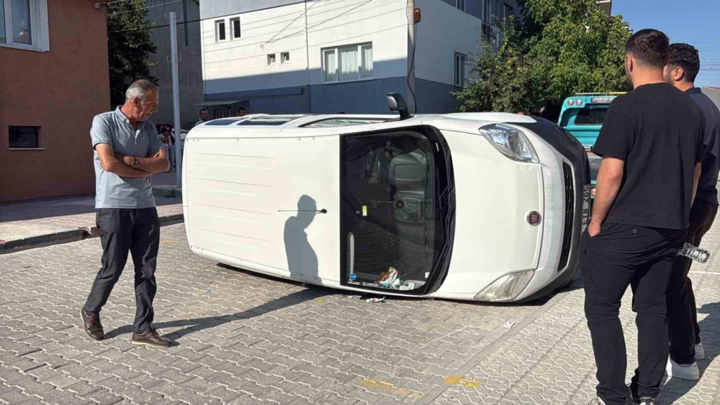 İki hafif ticari araç çarpıştı: 3 kişi yaralandı