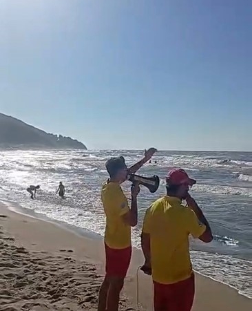 Dalgalara aldırış etmedi, cankurtaran ekiplerine zor anlar yaşattı