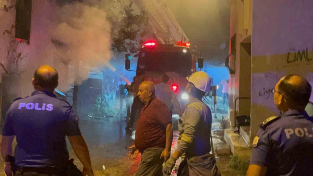 Metruk evde çıkan yangın mahalleliyi sokağa döktü