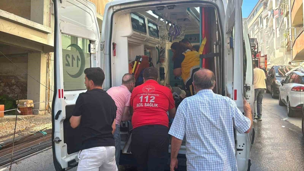 Engelli çocuk itfaiye ekiplerince yangından kurtarıldı