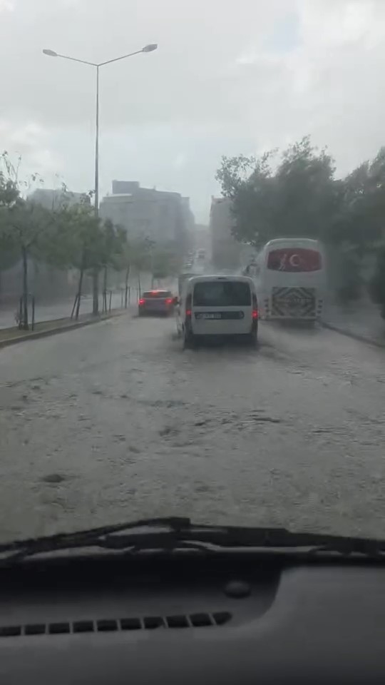 Karacabey’de şiddetli yağmur yolları göle çevirdi