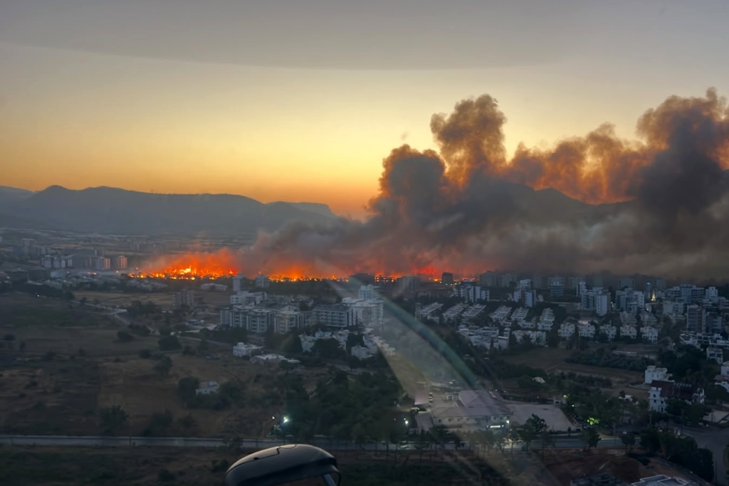 Mersin’de yangın, ekiplerin havadan ve karadan müdahalesiyle söndürüldü