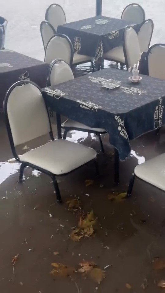 Karacabey’de şiddetli yağmur yolları göle çevirdi