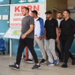 Tekme tokat dövdükleri gencin kolyesini çalıp kaçtılar