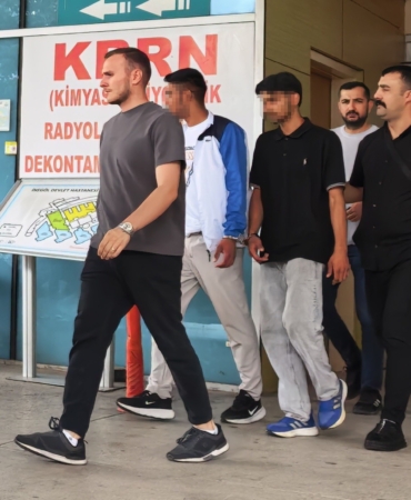 Tekme tokat dövdükleri gencin kolyesini çalıp kaçtılar