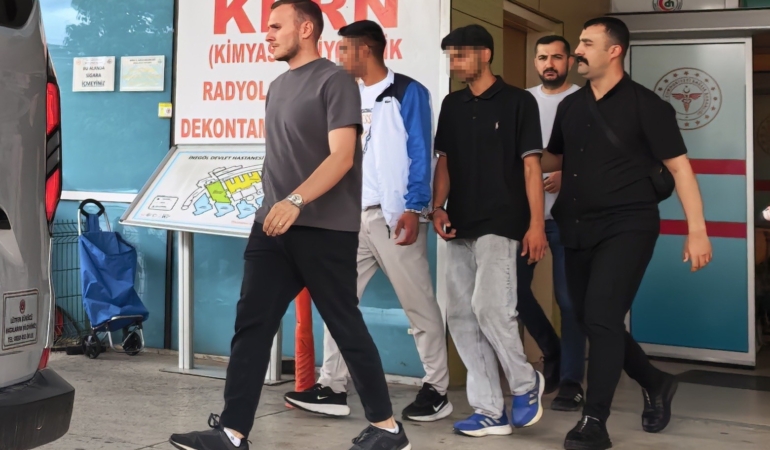 Tekme tokat dövdükleri gencin kolyesini çalıp kaçtılar