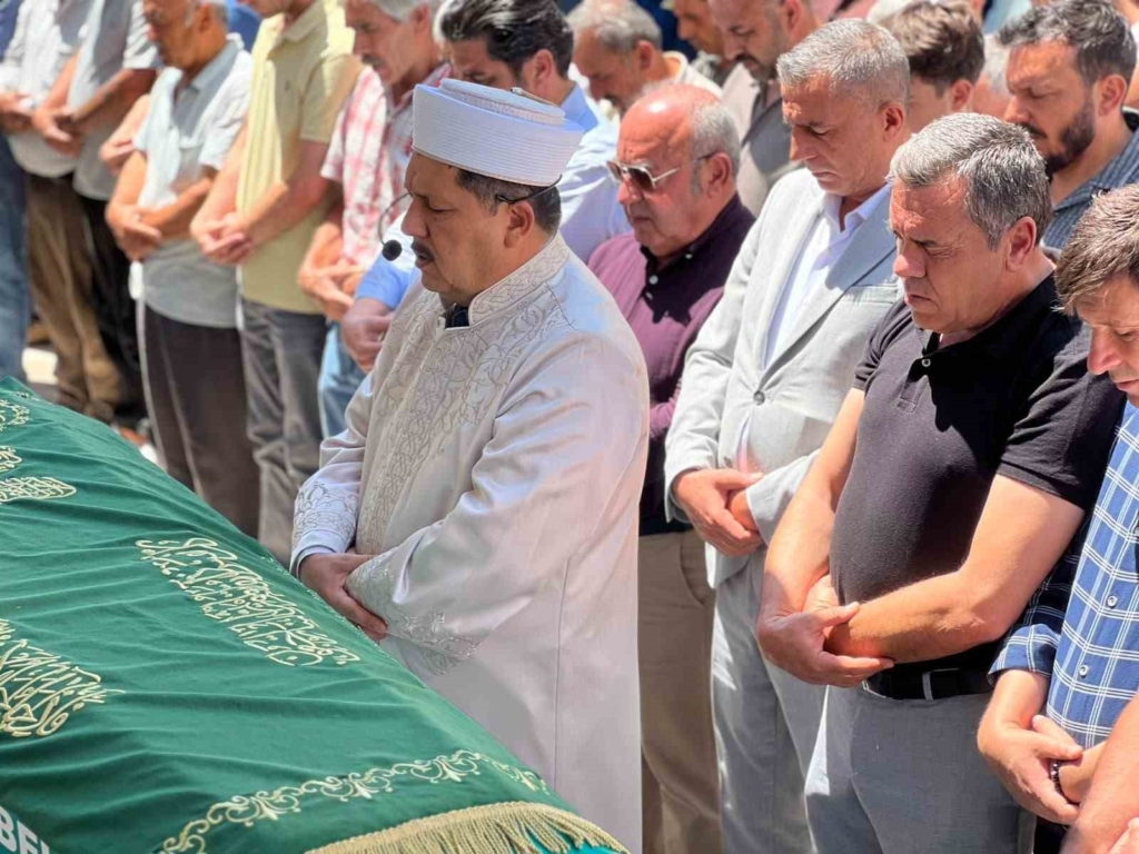Manisa’daki feci kazada hayatını kaybeden 2 kişi defnedildi
