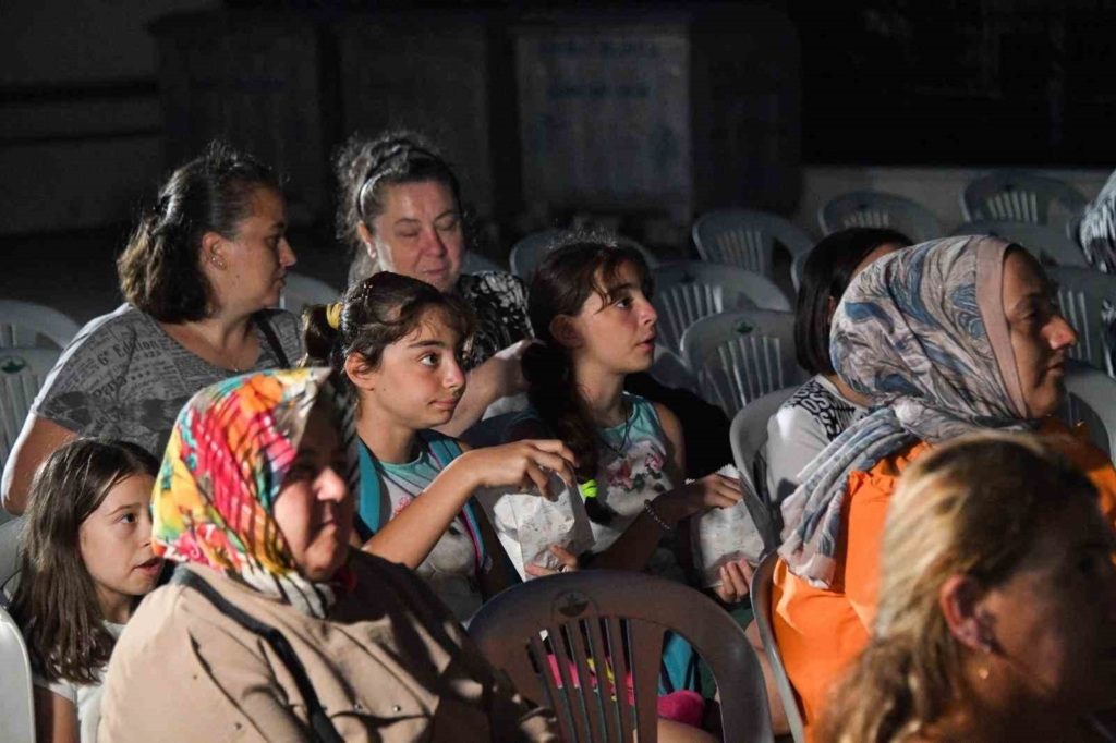 Osmangazi’de yaz akşamları açık hava sinemasıyla şenleniyor