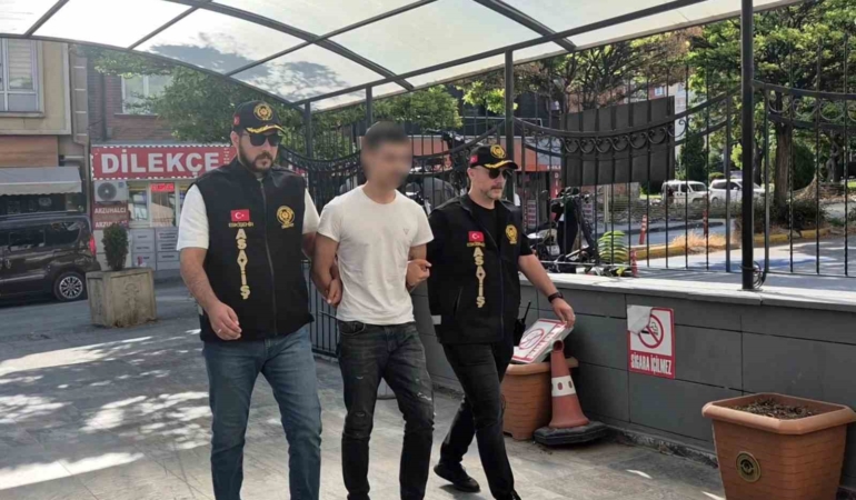 Eskişehir’de 3 kişiyi silahla yaralayan zanlı adliyeye sevk edildi