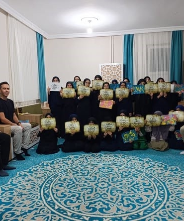 Emirdağ’da Aziziye Kız Hafızlık Kur’an Kursu öğrencilerine ‘Ebru Sanatı’ ve ‘Kaligrafi’ etkinliği’ ilgi gördü