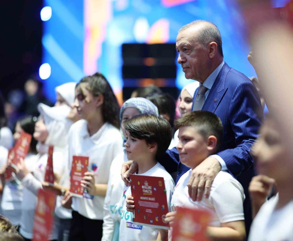 Cumhurbaşkanı Erdoğan: "Gençlerimizin en iyi şekilde yetişmeniz için tüm gücümüzle çalışıyoruz"