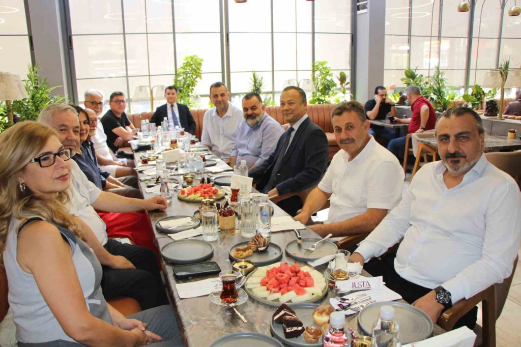 Büyükelçi Kazakbayev: "Kırgızistan ile Türkiye arasındaki ticaret hacmi hedefi 5 milyar dolar^"
