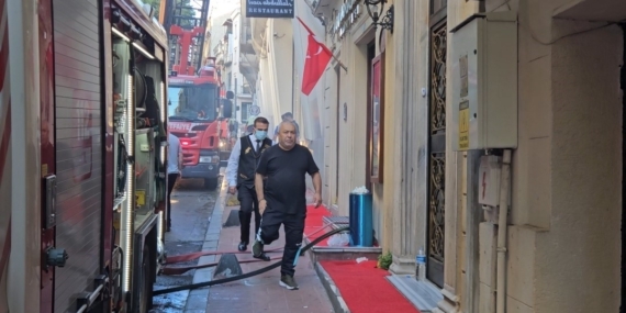 Beyoğlu İstiklal Caddesi’nde restoranda çıkan yangın söndürüldü