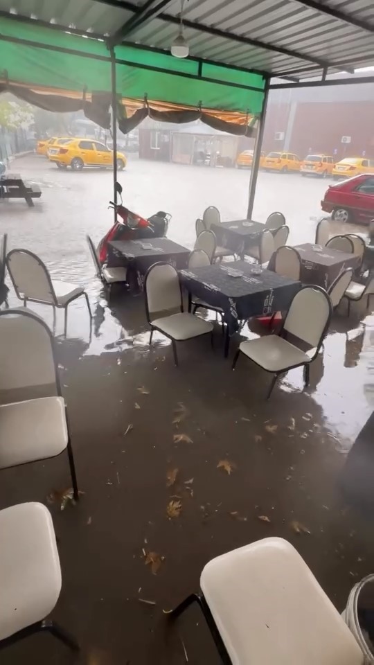 Karacabey’de şiddetli yağmur yolları göle çevirdi