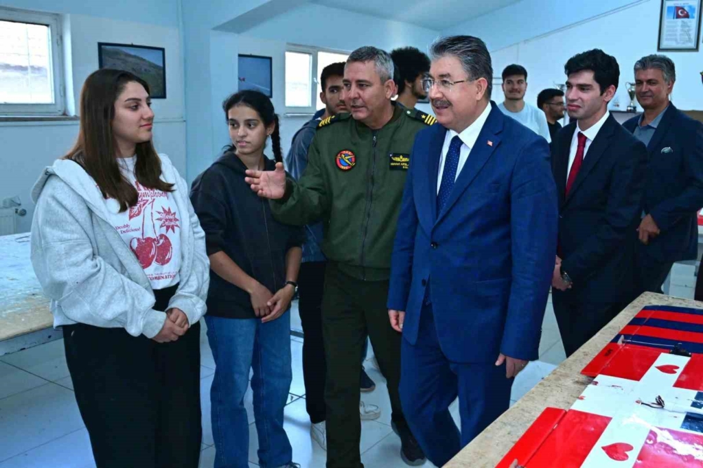 İHA yarışmalarında görev alacak pilotların eğitim gördüğü merkeze Vali Yılmaz’dan ziyaret