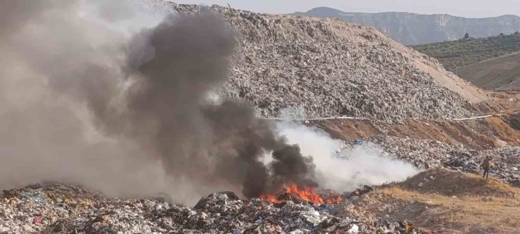Siirt’te katı atık depolama sahasındaki yangın 5 saatte kontrol altına alındı