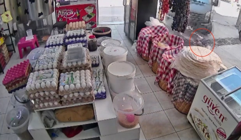 Kamyonetin altında kalan 4 yaşındaki çocuk emekleyerek çıktı