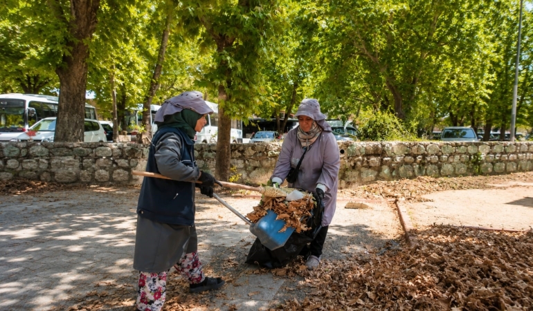 Park Bahçeler Müdürlüğü’nden Karacabey genelinde yoğun mesai