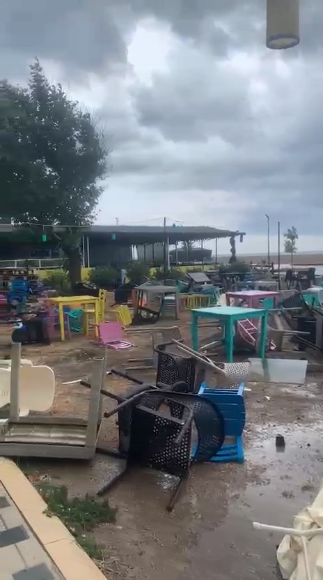 Fırtına sahili süpürdü, kafenin masaları yer değiştirdi