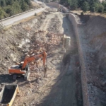 Sarıcakaya yolundaki yıkılan duvar tamir edildi, yol çalışmaları devam ediyor