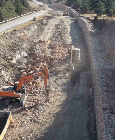 Sarıcakaya yolundaki yıkılan duvar tamir edildi, yol çalışmaları devam ediyor