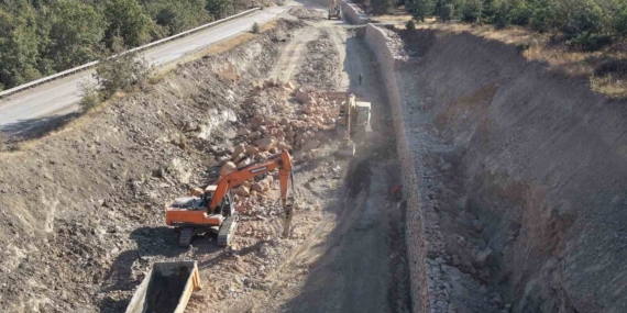 Sarıcakaya yolundaki yıkılan duvar tamir edildi, yol çalışmaları devam ediyor