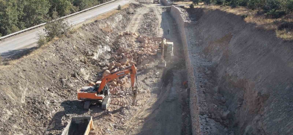Sarıcakaya yolundaki yıkılan duvar tamir edildi, yol çalışmaları devam ediyor