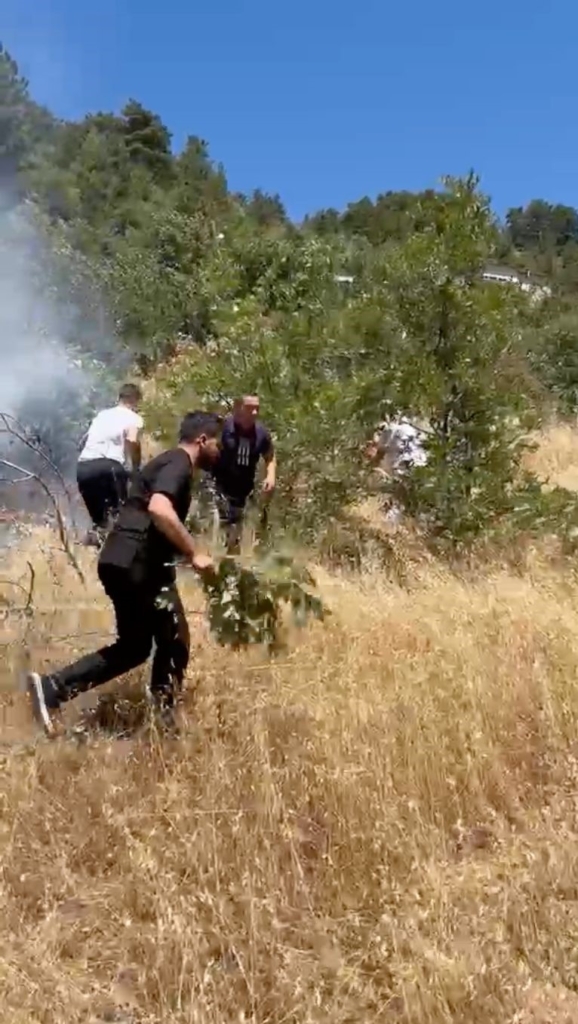 Yangını görüp aracındaki yangın tüpüyle muhtemel orman yangınının önüne geçti