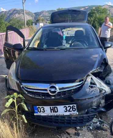 Bilecik’te iki otomobil kafa kafaya çarpıştı: 1 yaralı