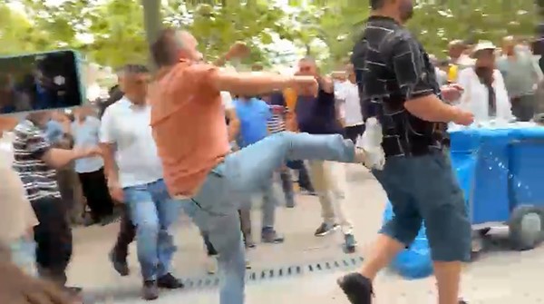 Özgür Özel’in cuma namazı çıkışında tekmeli arbede