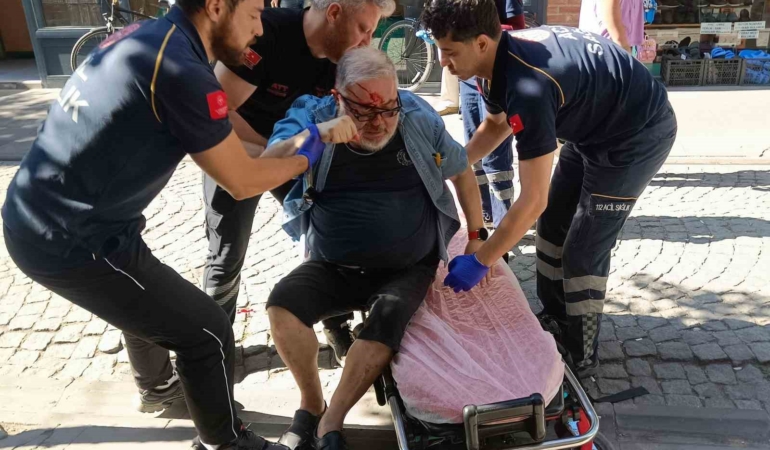 Kaldırımda yürürken hastanelik oldu