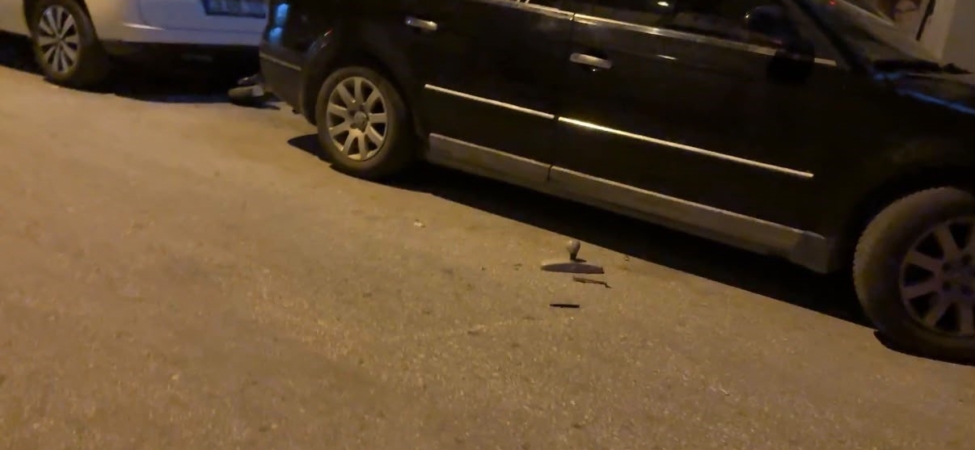 Kavga eden grup polisi görünce dağıldı, geriye kol saati ve kapı kolu kaldı