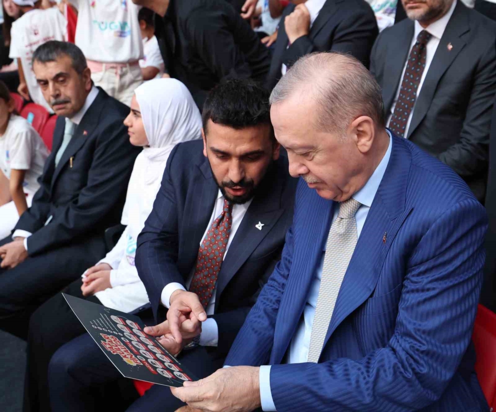 Cumhurbaşkanı Erdoğan: "Gençlerimizin en iyi şekilde yetişmeniz için tüm gücümüzle çalışıyoruz"