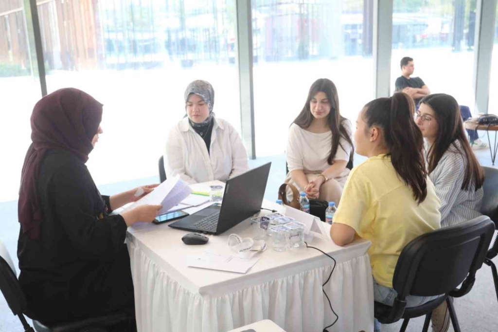 İnegöl Belediyesi tercih sürecinde de öğrencilerin yanında