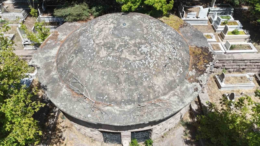Tek parti döneminde Krematoryum(ölü yakma tesisi) olarak yapıldı, kemik deposu olarak kullanıldı