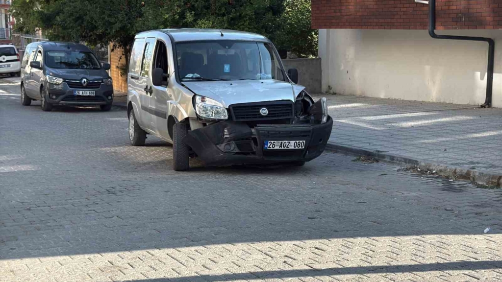 İki hafif ticari araç çarpıştı: 3 kişi yaralandı