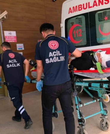 Otomobil bariyerlere çarptı: 5 yaralı