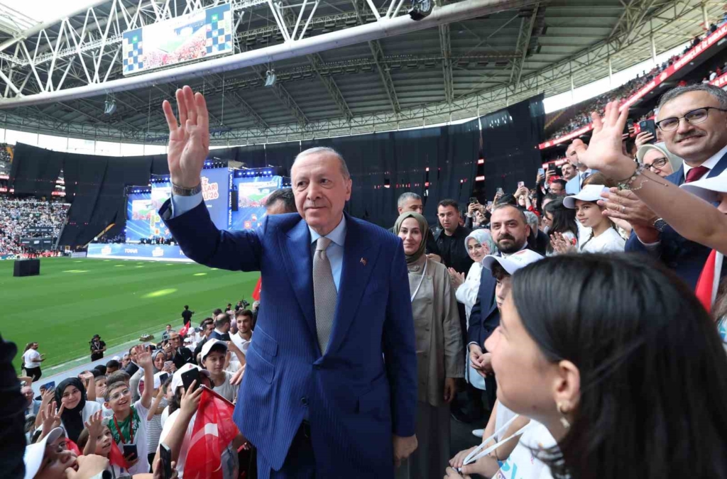 Cumhurbaşkanı Erdoğan: "Gençlerimizin en iyi şekilde yetişmeniz için tüm gücümüzle çalışıyoruz"