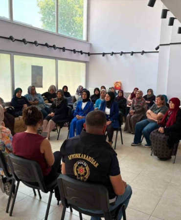 Afyonkarahisar’da kadın kursiyerlere KADES ve ŞÖNİM bilgilendirmesi