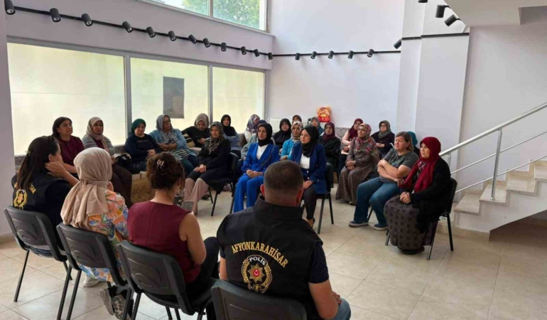 Afyonkarahisar’da kadın kursiyerlere KADES ve ŞÖNİM bilgilendirmesi