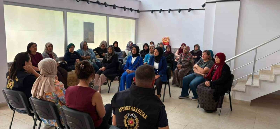 Afyonkarahisar’da kadın kursiyerlere KADES ve ŞÖNİM bilgilendirmesi