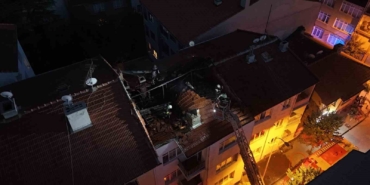 Eskişehir’de 4 katlı binanın çatısında yangın çıktı: Dumandan etkilenenler var