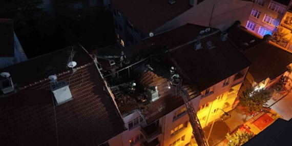 Eskişehir’de 4 katlı binanın çatısında yangın çıktı: Dumandan etkilenenler var