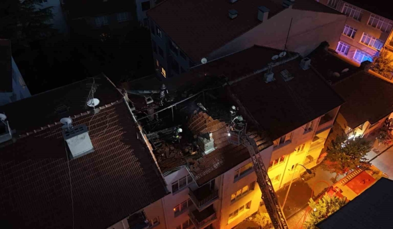 Eskişehir’de 4 katlı binanın çatısında yangın çıktı: Dumandan etkilenenler var