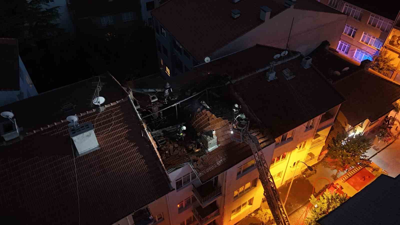 Eskişehir’de 4 katlı binanın çatısında yangın çıktı: Dumandan etkilenenler var