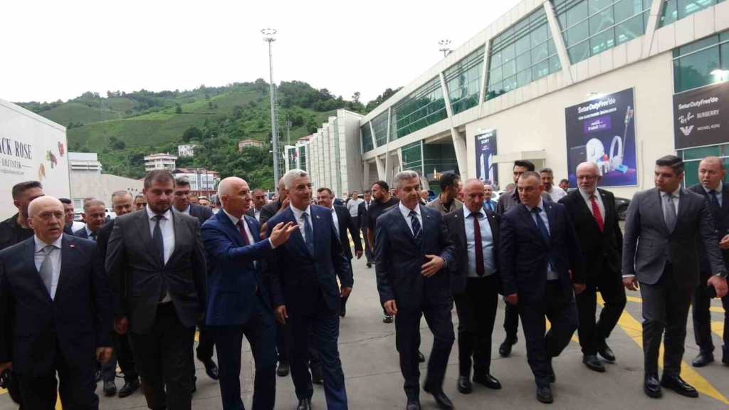 Bakan Bolat: "Sarp Gümrük Kapısı sadece Gürcistan’a değil, bütün Asya ülkelerine açılan stratejik bir geçiş koridorudur"