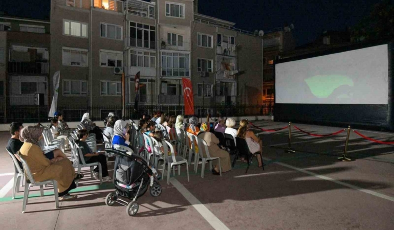Osmangazi’de yaz akşamları açık hava sinemasıyla şenleniyor
