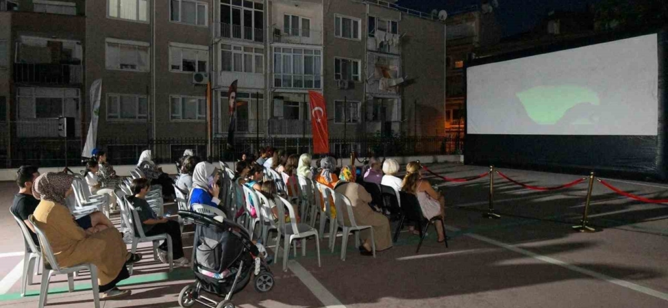 Osmangazi’de yaz akşamları açık hava sinemasıyla şenleniyor