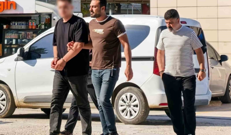 Arkadaşını silahla tehdit edip kendi borcunu ödetti
