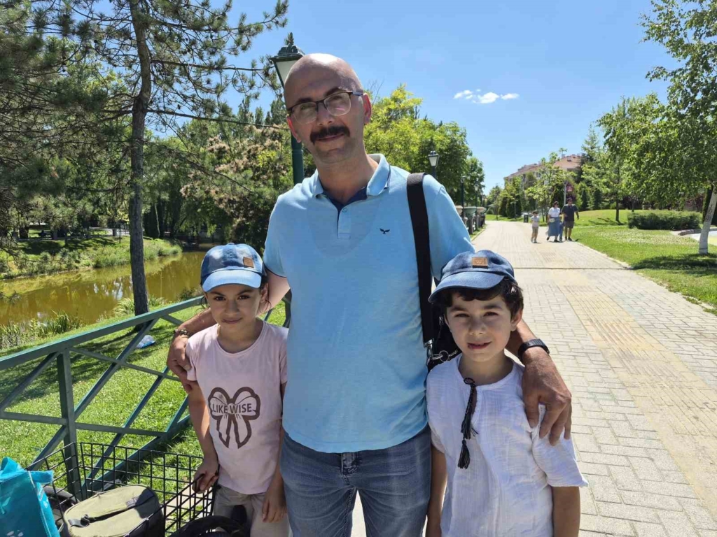 Eskişehir’de 2 minik simitçi ilgi odağı oldu